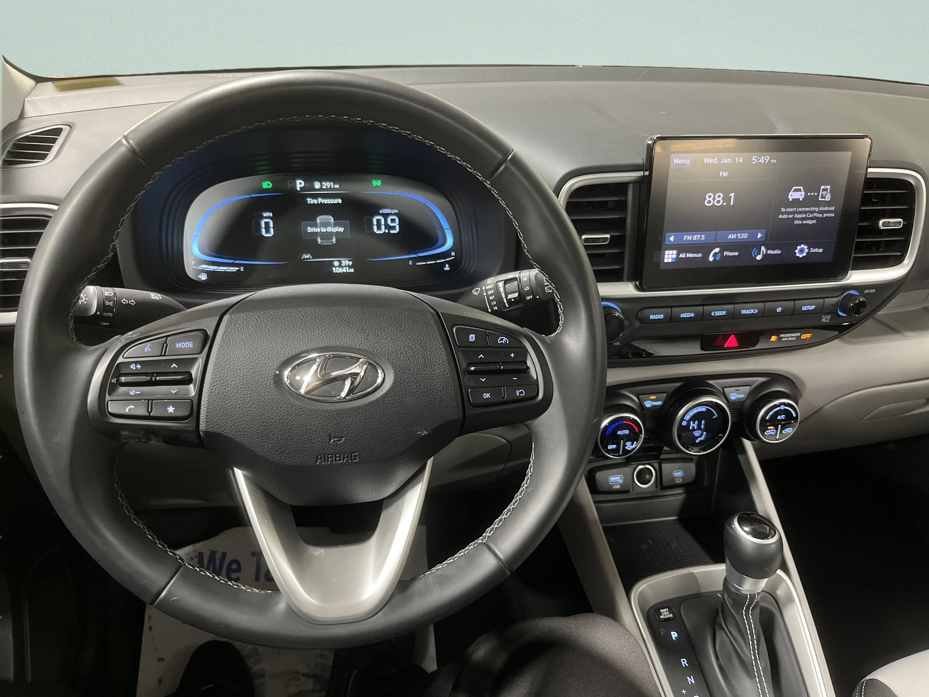 Used 2024 Hyundai Venue SEL image 17