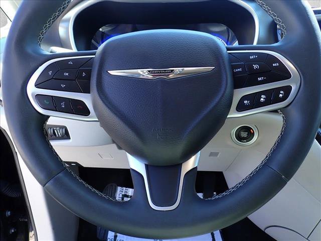 Used 2024 Chrysler Pacifica Touring-L FWD image 18