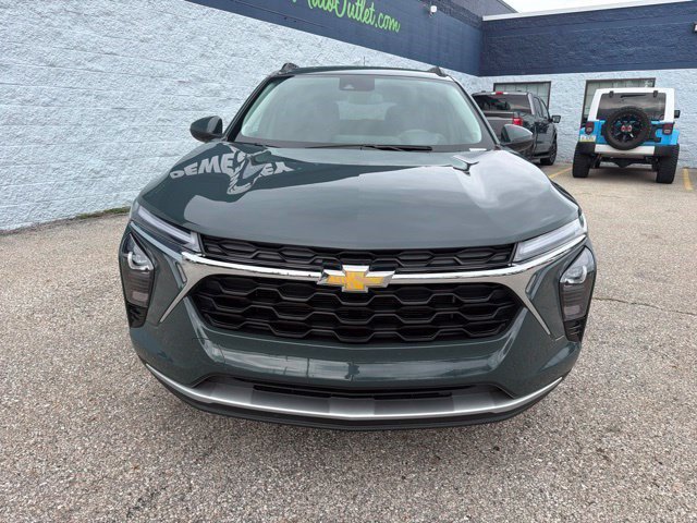 Used 2025 Chevrolet Trax LT FWD image 8