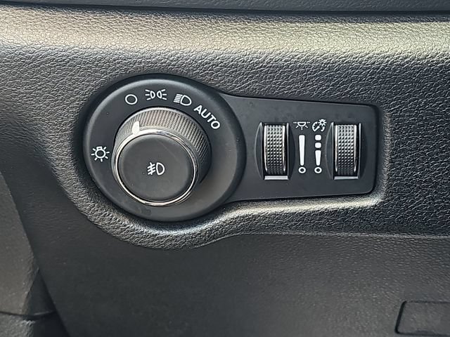 Used 2025 Chrysler Pacifica Select FWD image 19