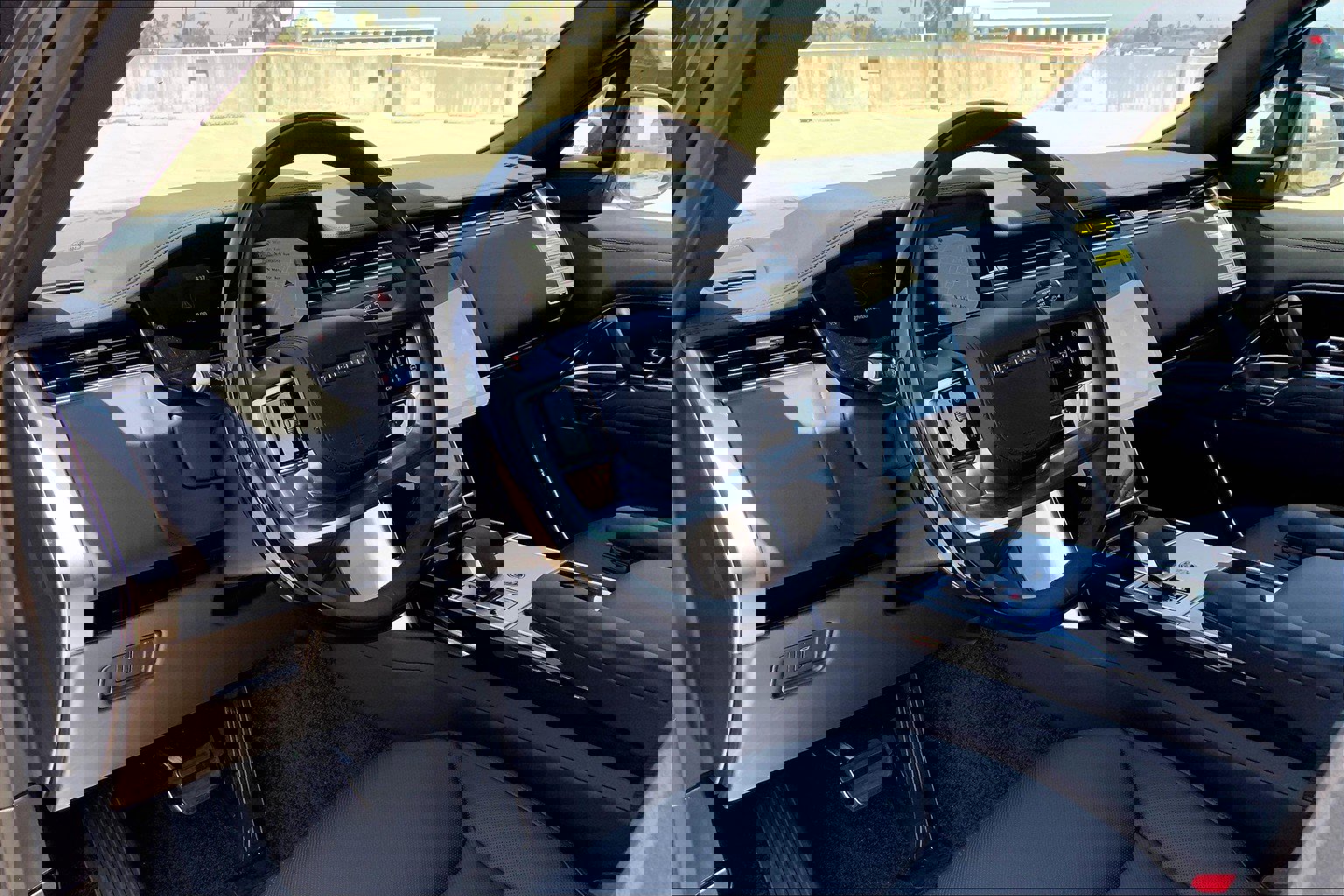 New 2025 Land Rover Range Rover Long Wheelbase SE image 9