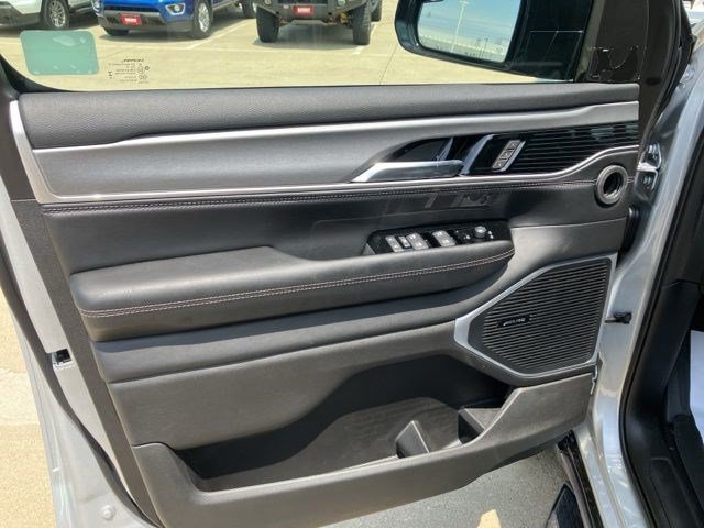 New 2026 Jeep Grand Wagoneer Limited w/ Convenience Group I AWD/4WD image 8