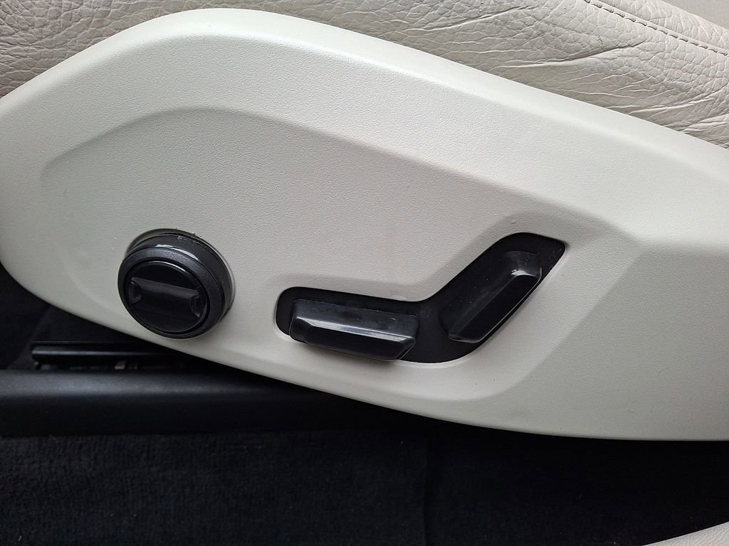 Used 2023 Volvo XC60 T8 Plus image 10