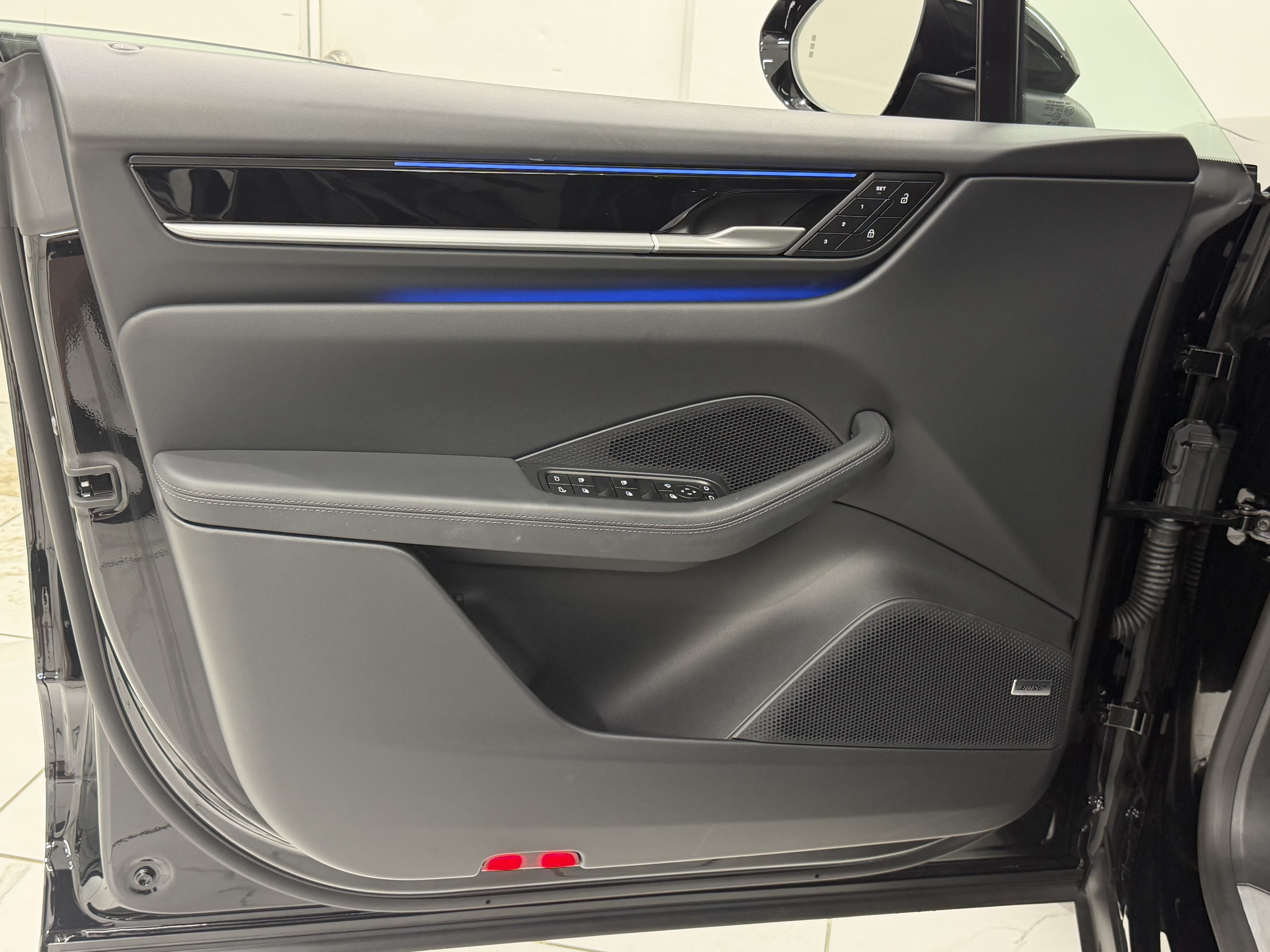 Certified 2025 Porsche Macan Electric RWD image 27