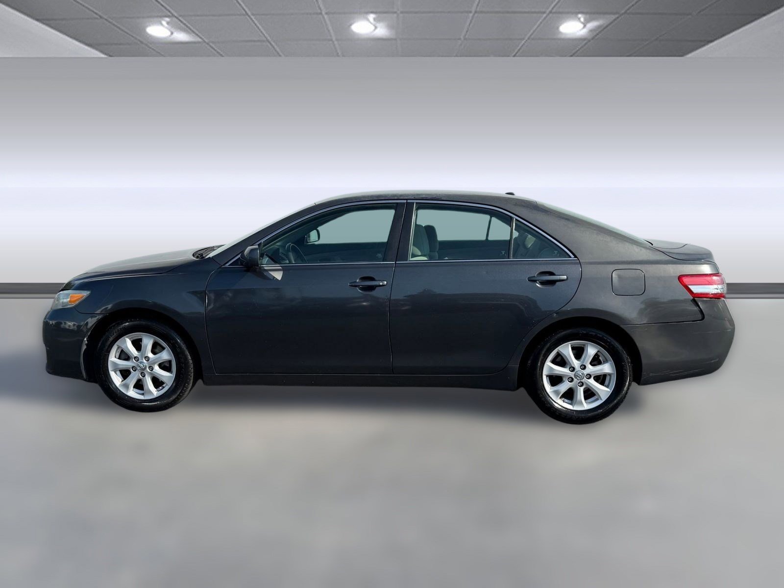 Used 2011 Toyota Camry LE w/ LE Extra-Value Pkg image 2