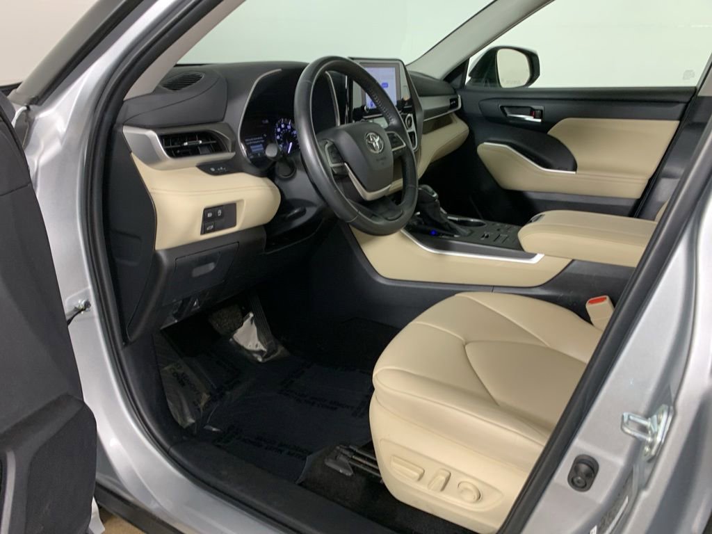 Used 2024 Toyota Highlander XLE AWD/4WD image 28