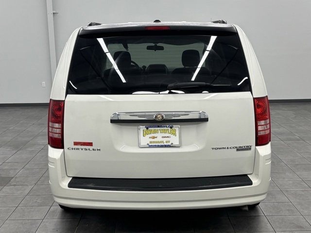 Used 2010 Chrysler Town & Country Touring image 3