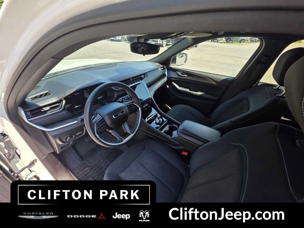 Used 2024 Jeep Grand Cherokee Laredo AWD/4WD image 11