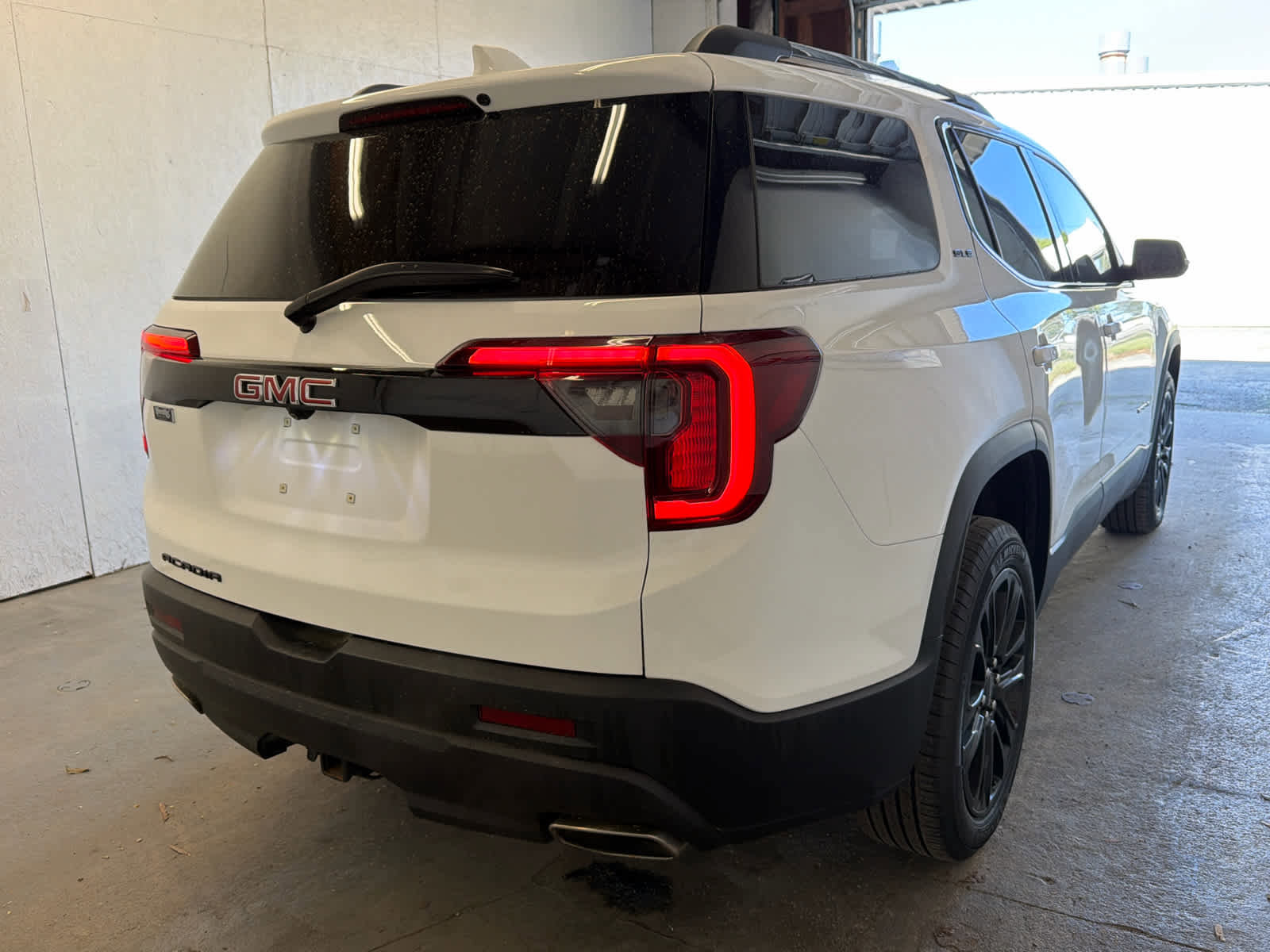 Used 2023 GMC Acadia SLE w/ Driver Convenience Package image 5