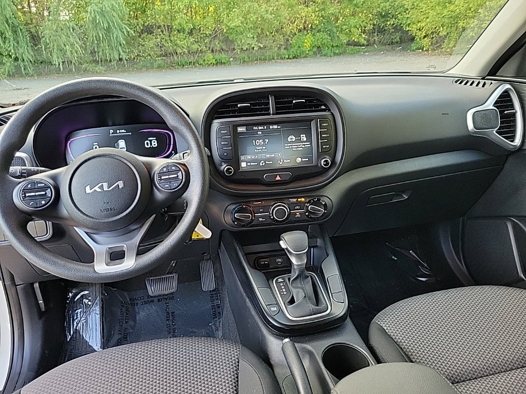 Used 2025 Kia Soul LX w/ LX Technology Package FWD image 30