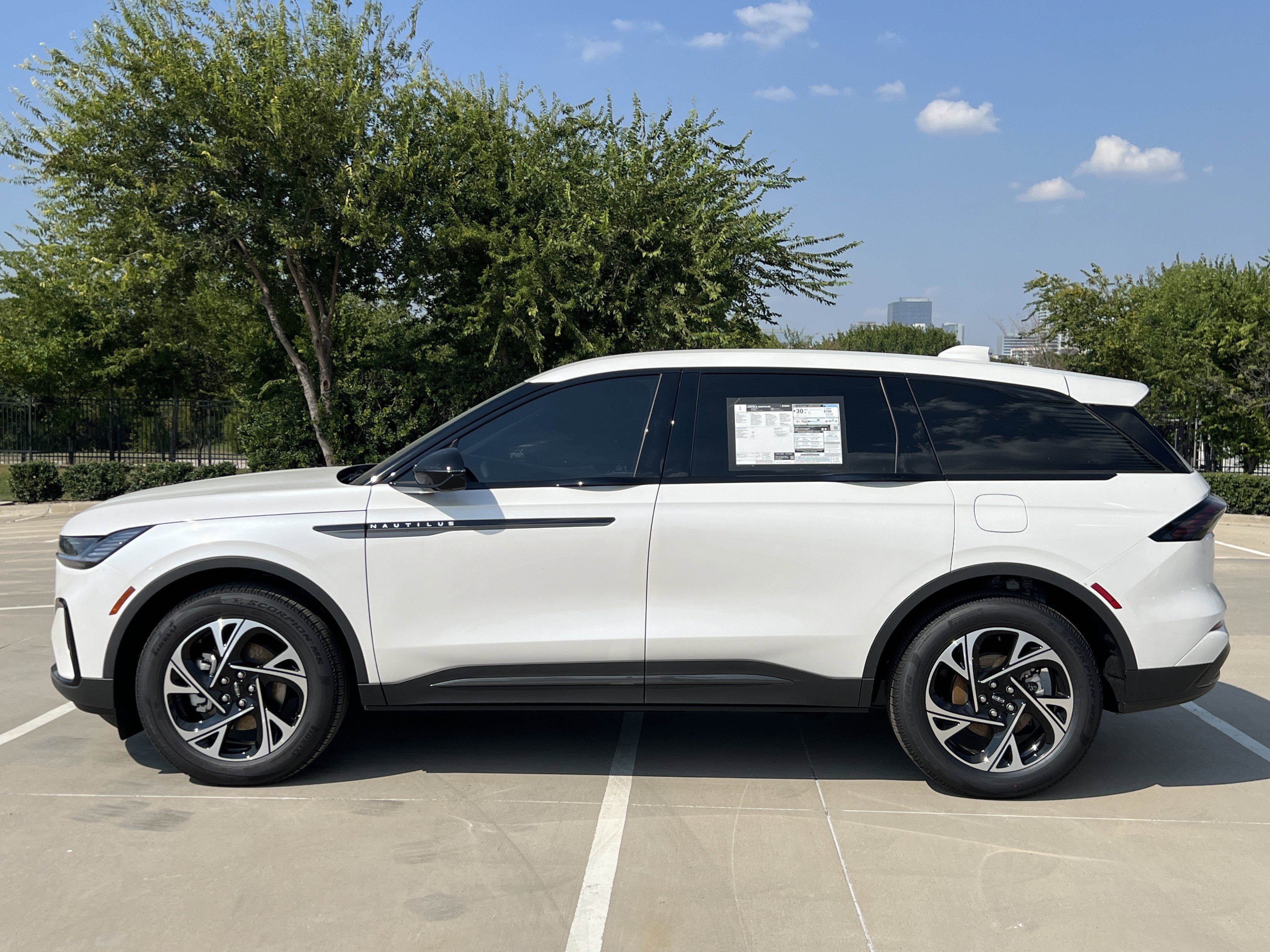 New 2025 Lincoln Nautilus Premier w/ Jet Appearance Package image 4