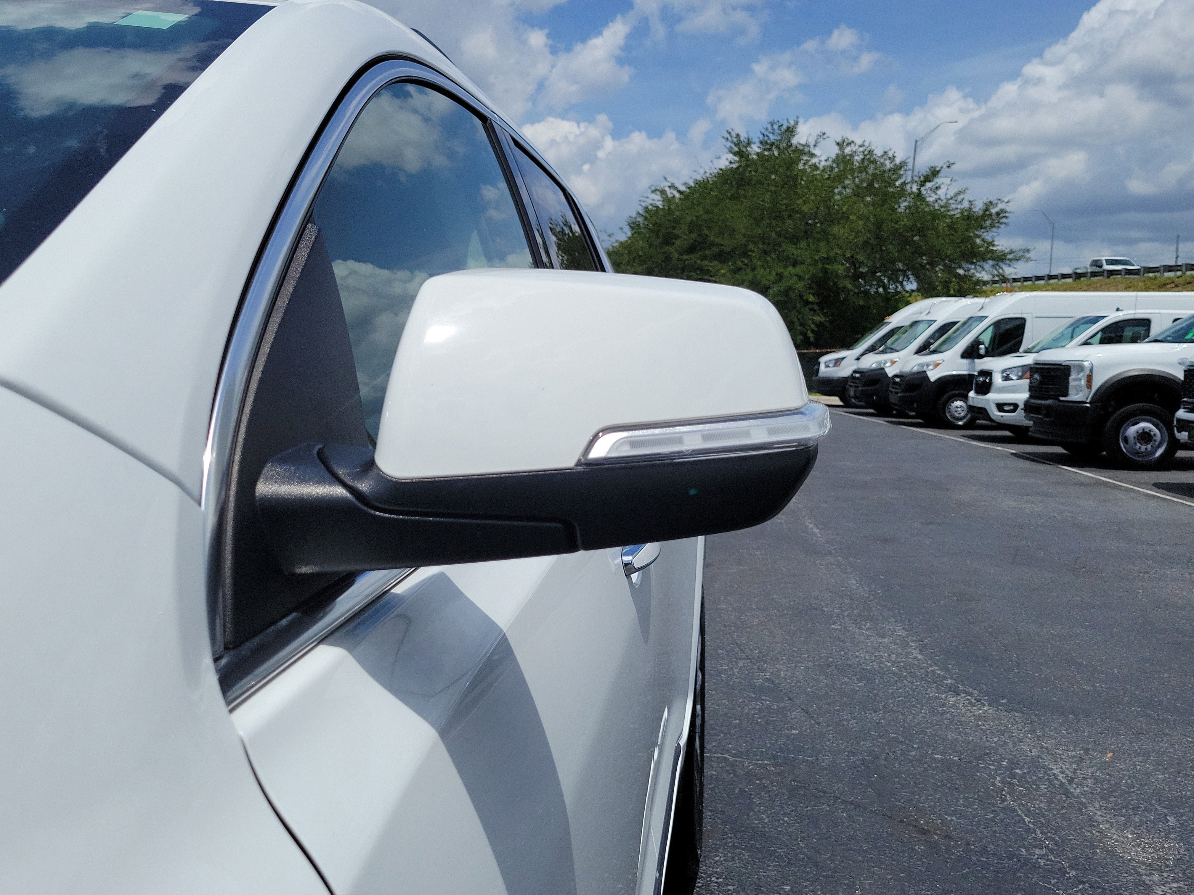 Used 2023 GMC Acadia Denali AWD/4WD image 4