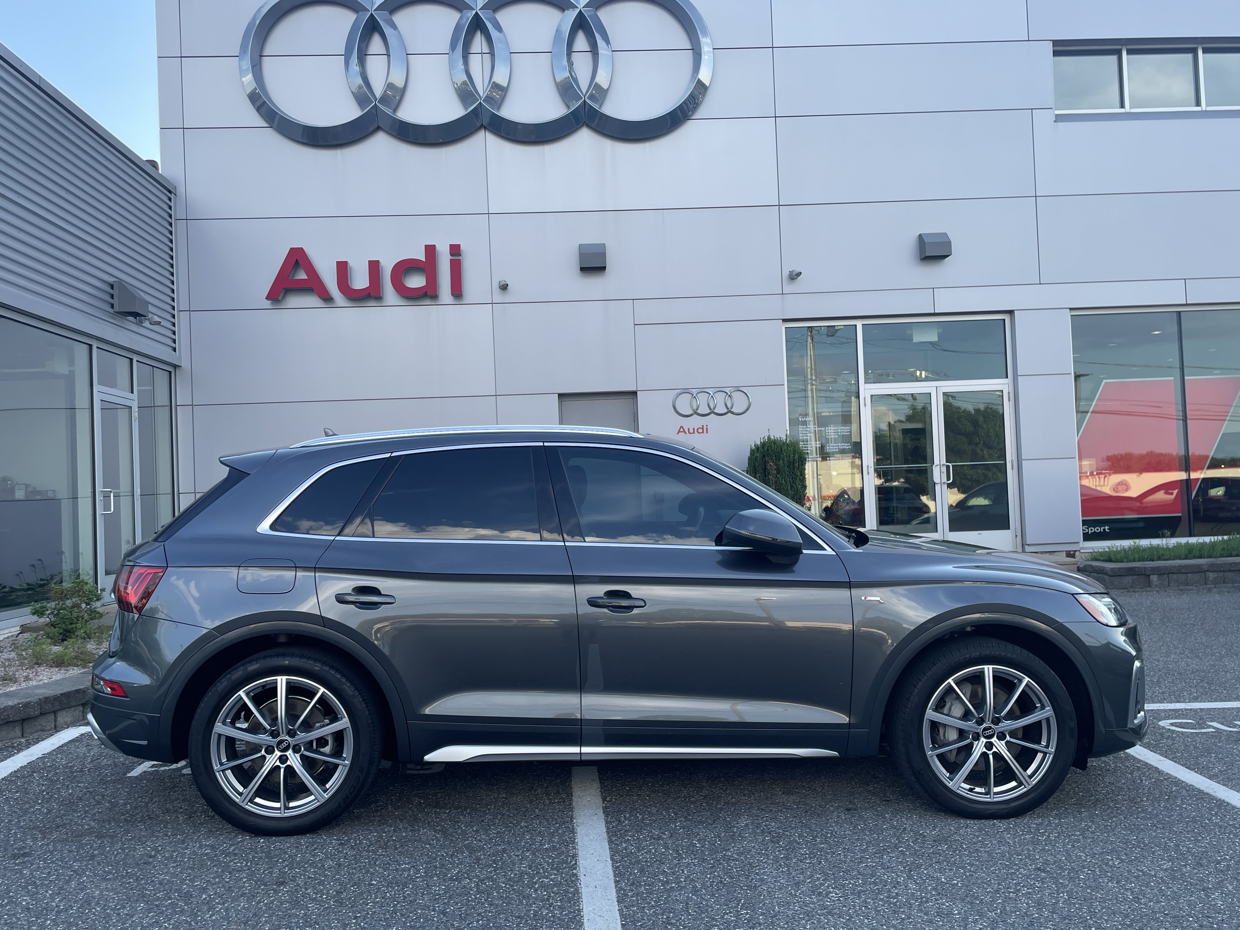 Certified 2022 Audi Q5 e Premium Plus w/ Premium Plus Package AWD/4WD image 3