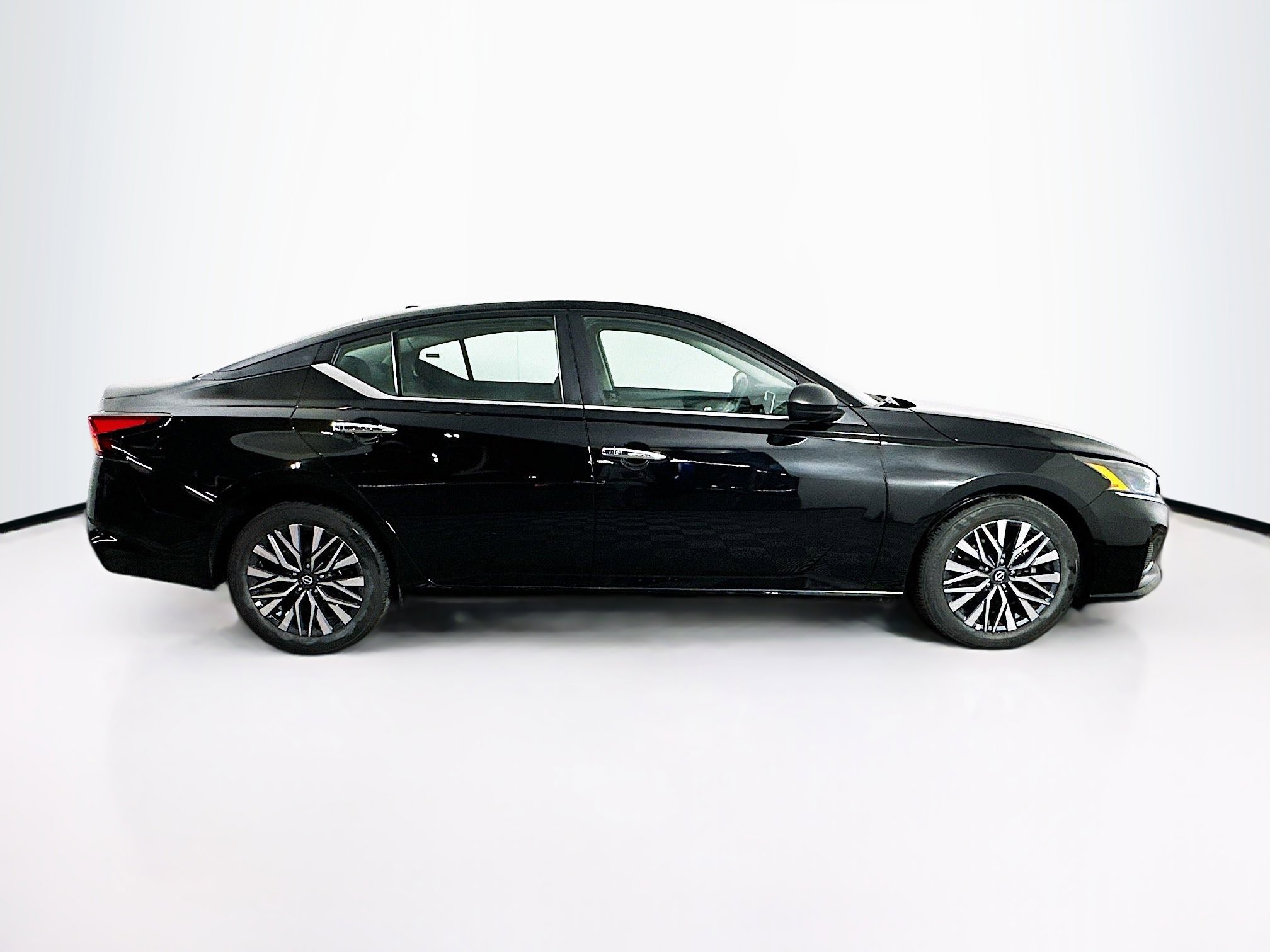 Used 2025 Nissan Altima 2.5 SV image 10