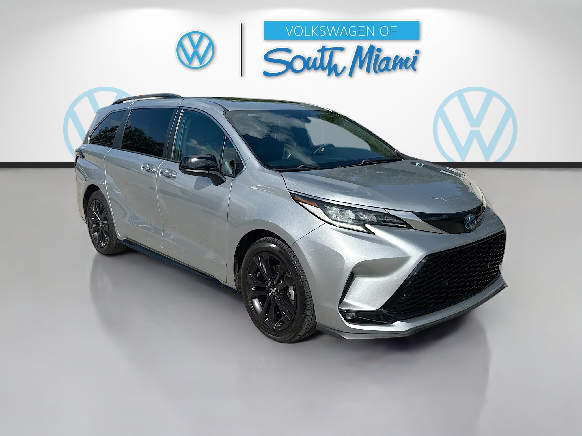 Used 2022 Toyota Sienna XSE FWD image 1
