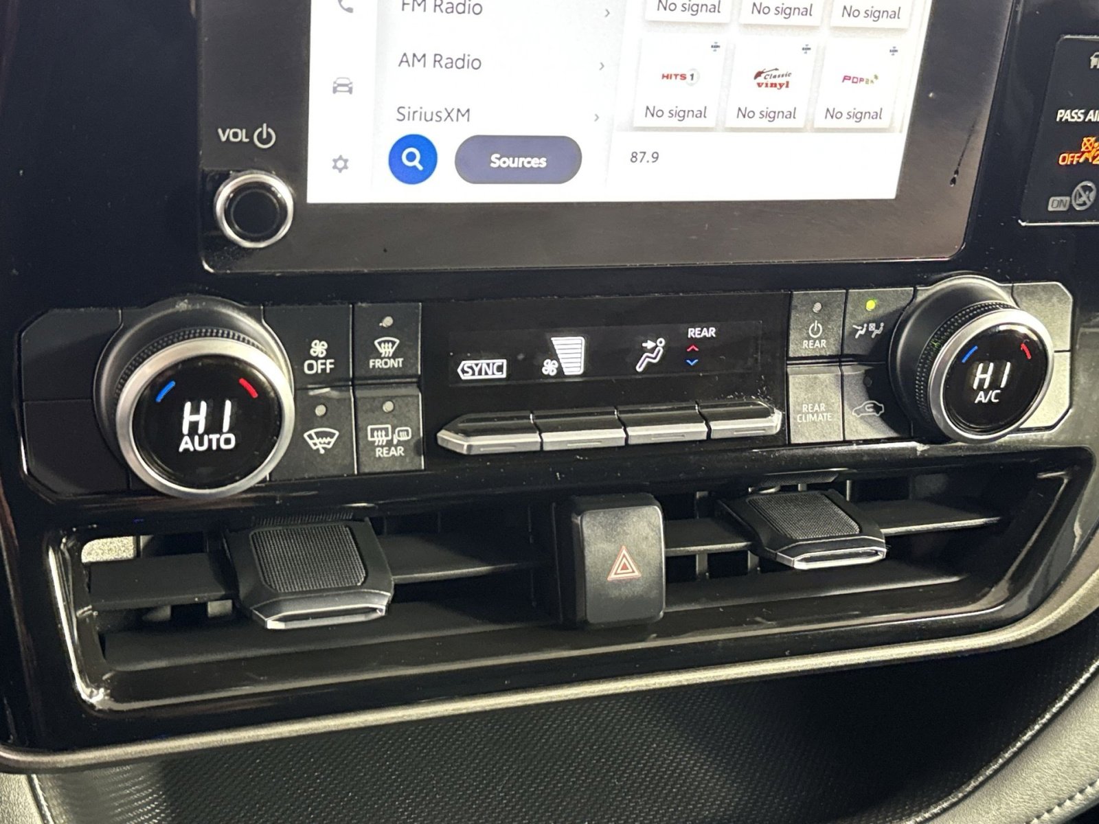 Used 2023 Toyota Highlander L image 25