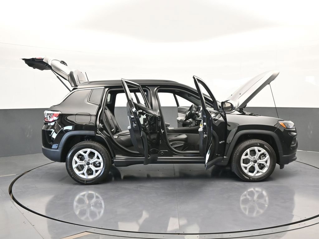 Used 2025 Jeep Compass Latitude image 65