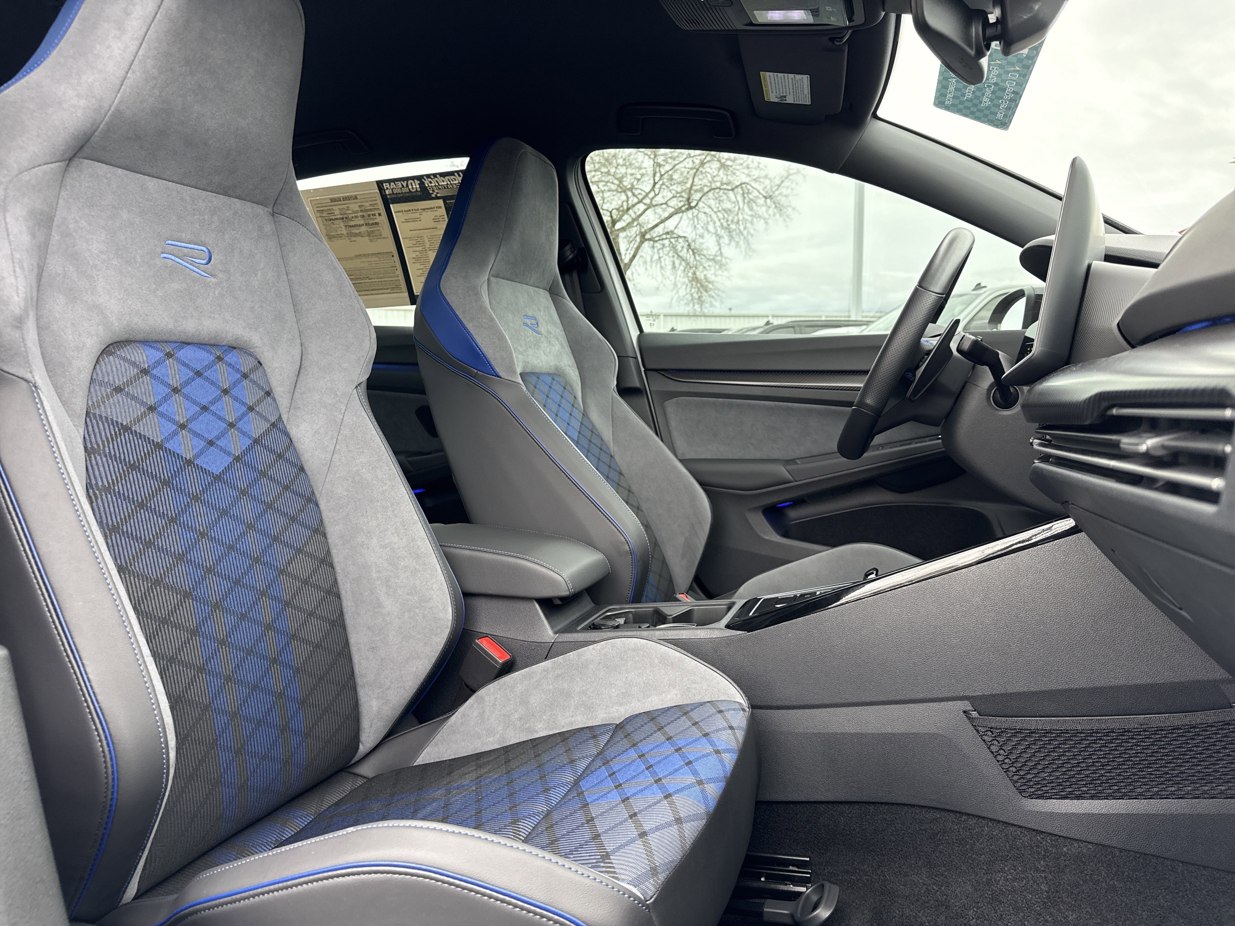 Used 2025 Volkswagen Golf R Black Edition image 32