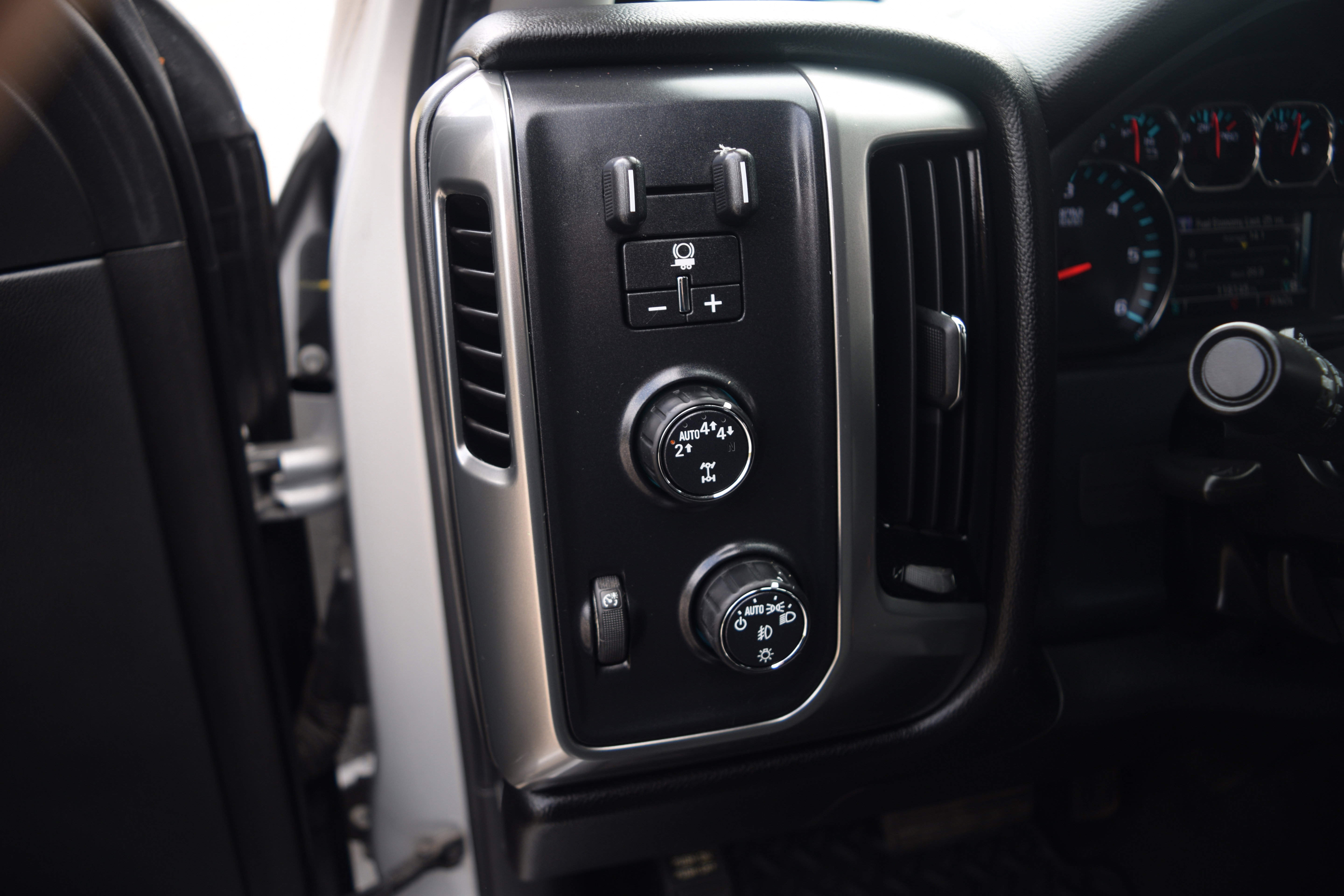 Used 2018 Chevrolet Silverado 1500 LT w/ All Star Edition AWD/4WD image 7