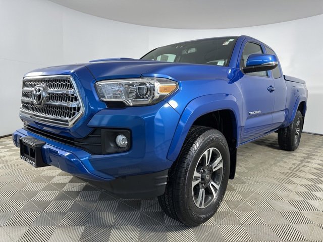 Used 2016 Toyota Tacoma TRD Sport image 3