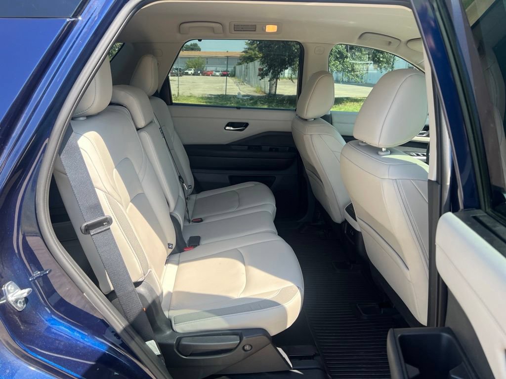 Used 2024 Nissan Pathfinder SL FWD image 16