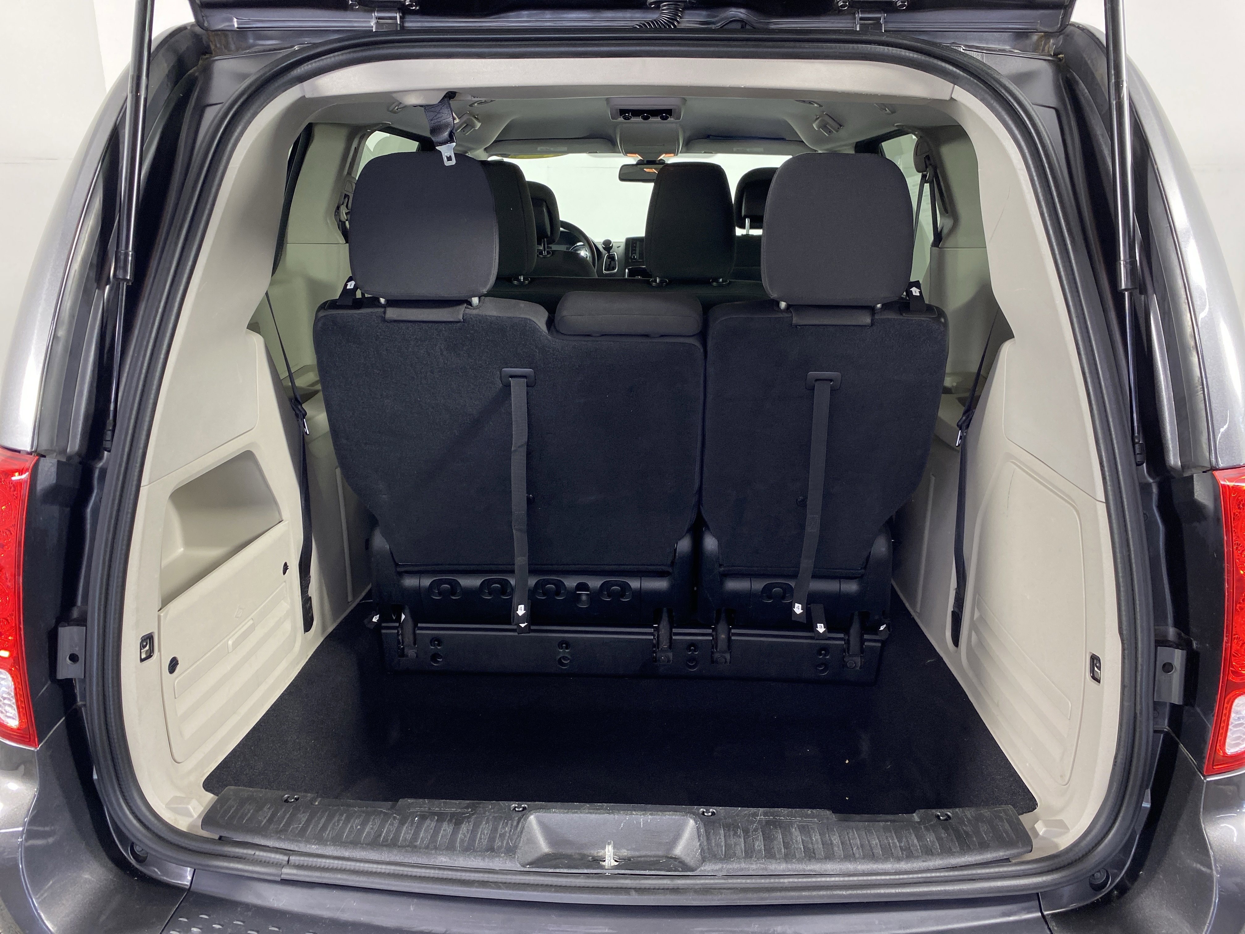 Used 2018 Dodge Grand Caravan SE w/ UConnect Hands-Free Group FWD image 30