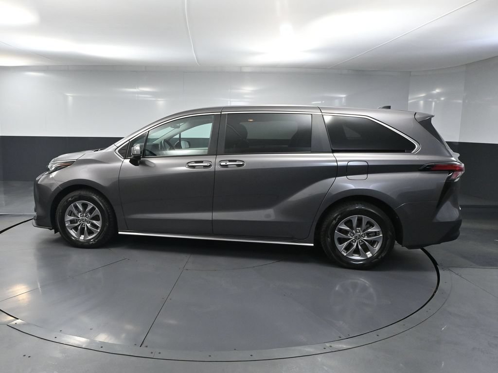 Used 2022 Toyota Sienna XLE AWD/4WD image 9