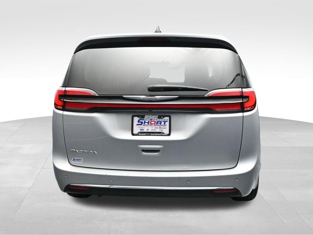 Used 2023 Chrysler Pacifica Touring-L FWD image 4