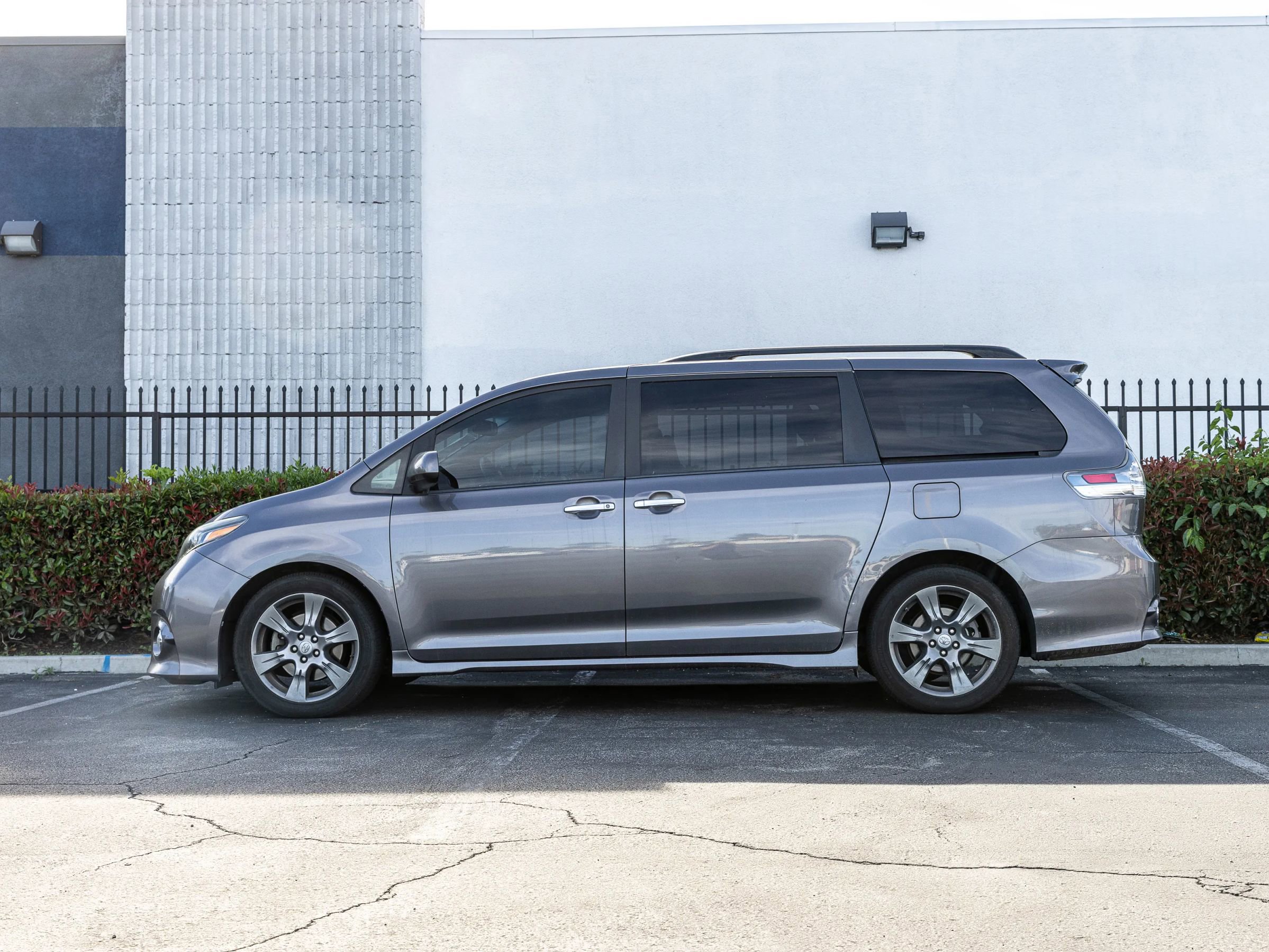 Used 2017 Toyota Sienna SE FWD image 2