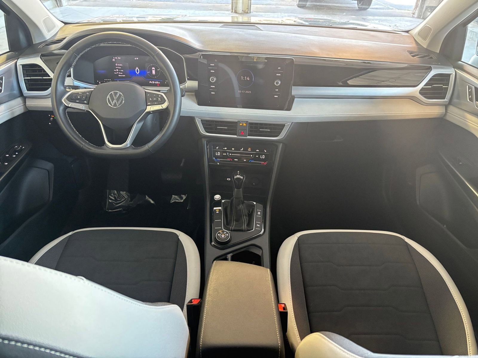 Used 2025 Volkswagen Taos SE image 38