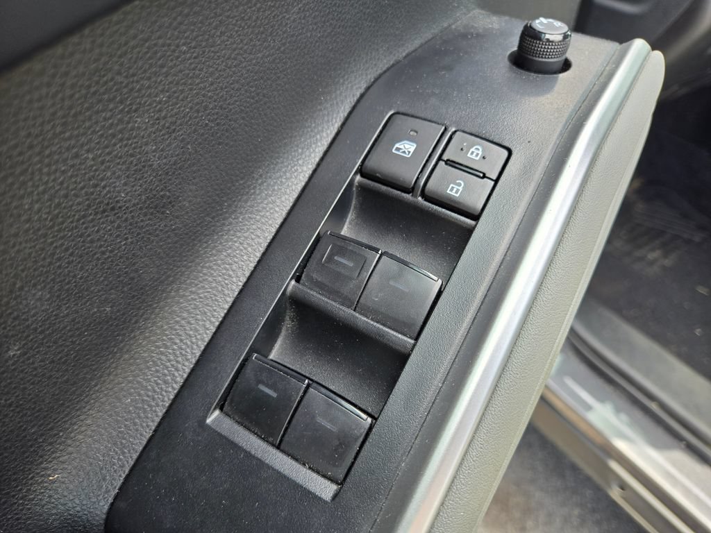 Used 2024 Toyota Highlander LE FWD image 16