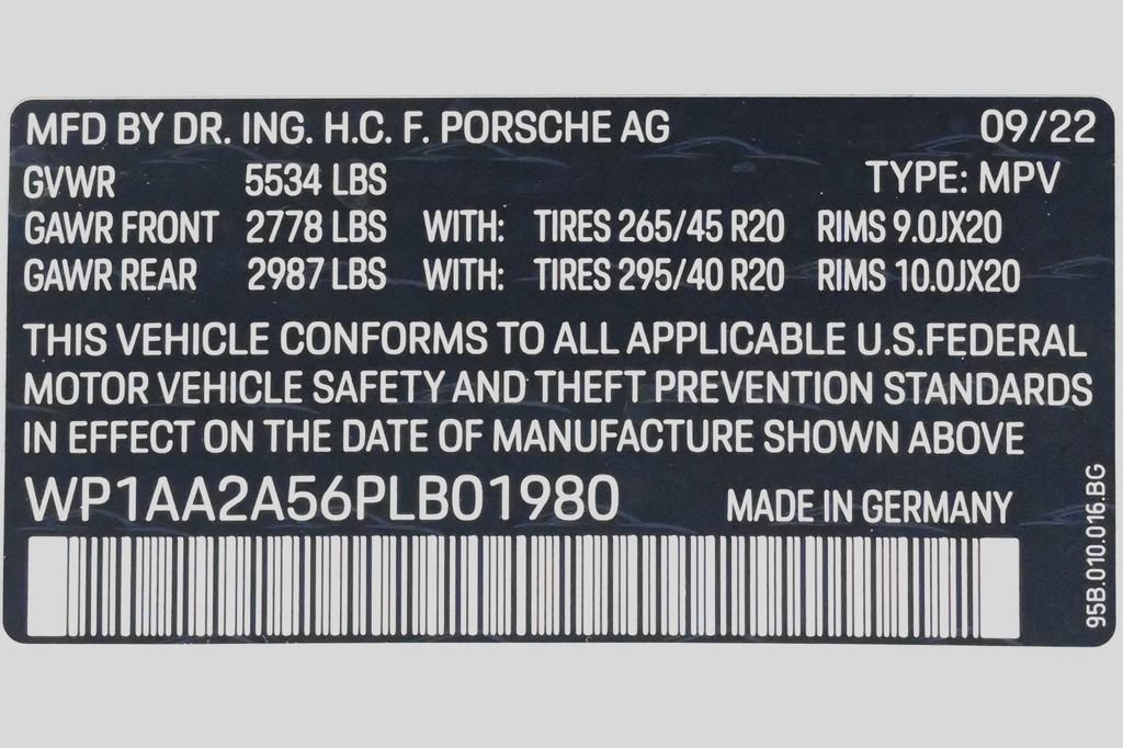 Certified 2023 Porsche Macan AWD/4WD image 30