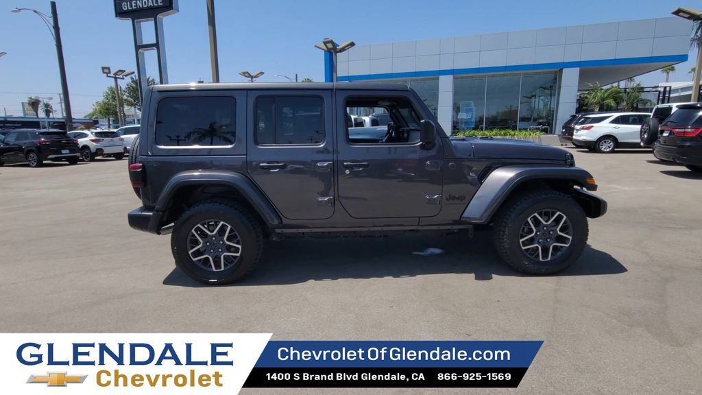 Used 2025 Jeep Wrangler Unlimited Sahara AWD/4WD image 9