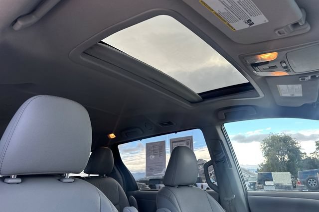 Used 2017 Toyota Sienna XLE w/ XLE Navigation Package FWD image 19