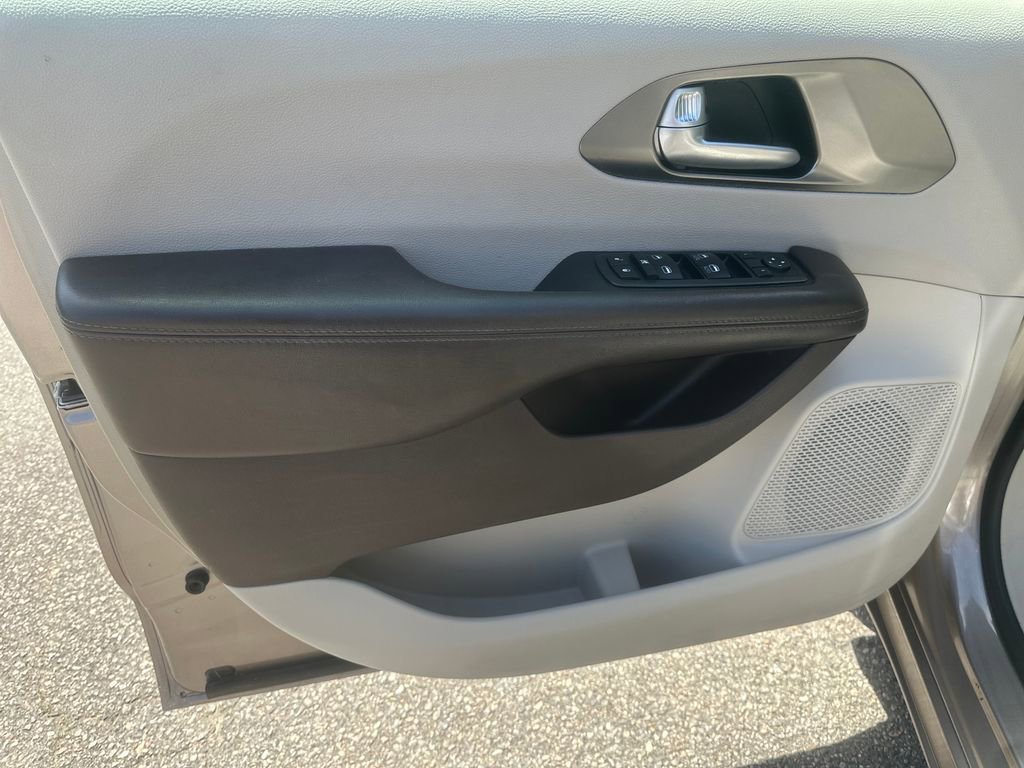 Used 2018 Chrysler Pacifica Touring-L w/ Premium Audio Group image 8