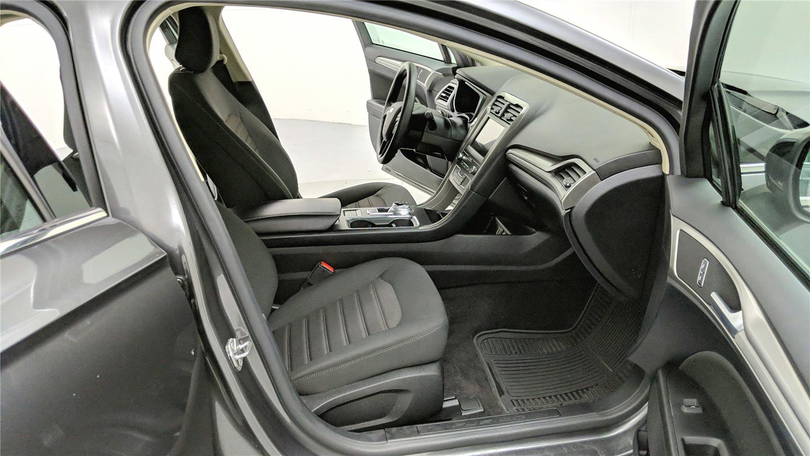 Used 2020 Ford Fusion SE image 25