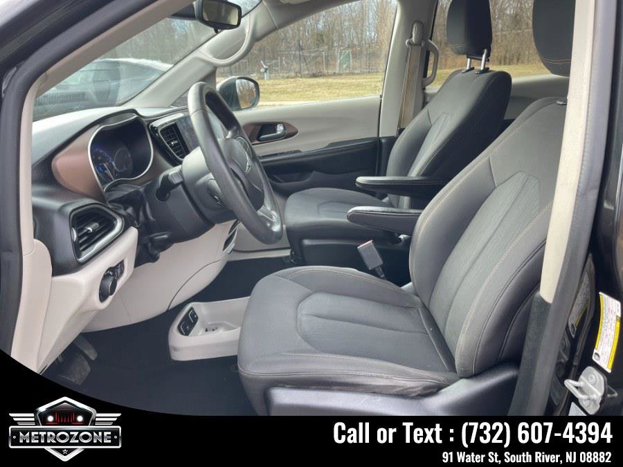 Used 2017 Chrysler Pacifica Touring image 13