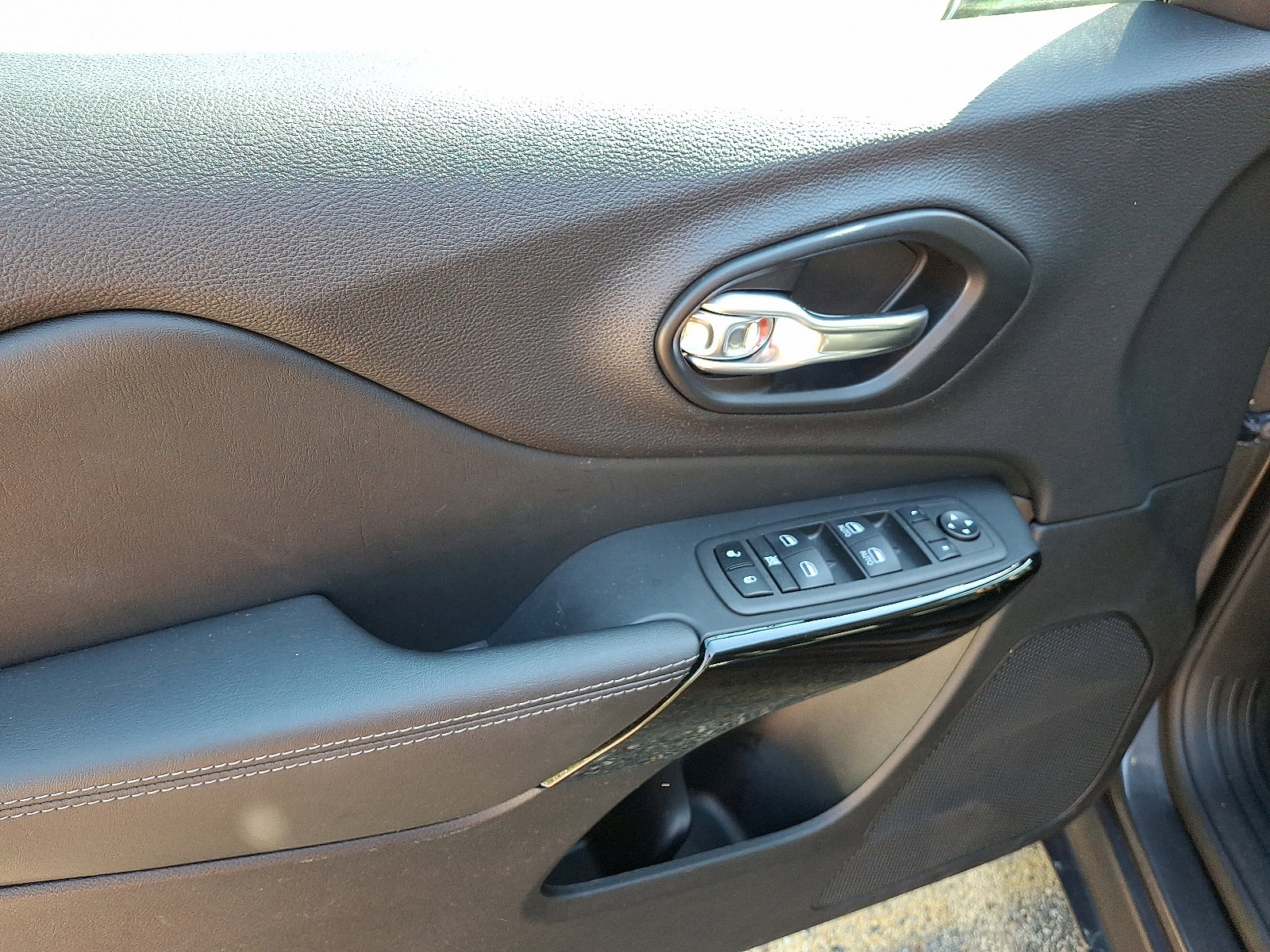 Certified 2023 Jeep Cherokee Altitude Lux image 13