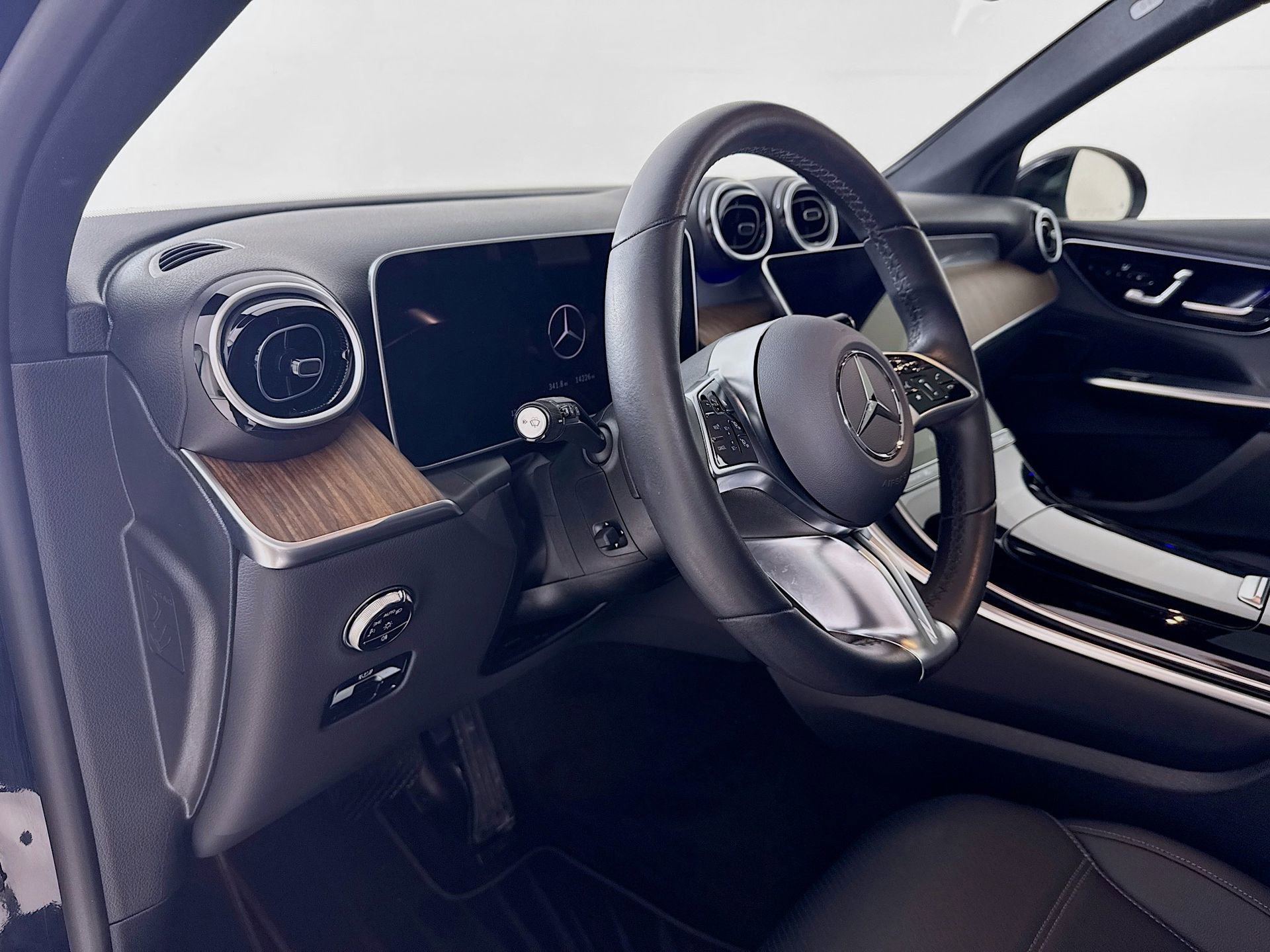 Certified 2025 Mercedes-Benz GLC 300 image 10