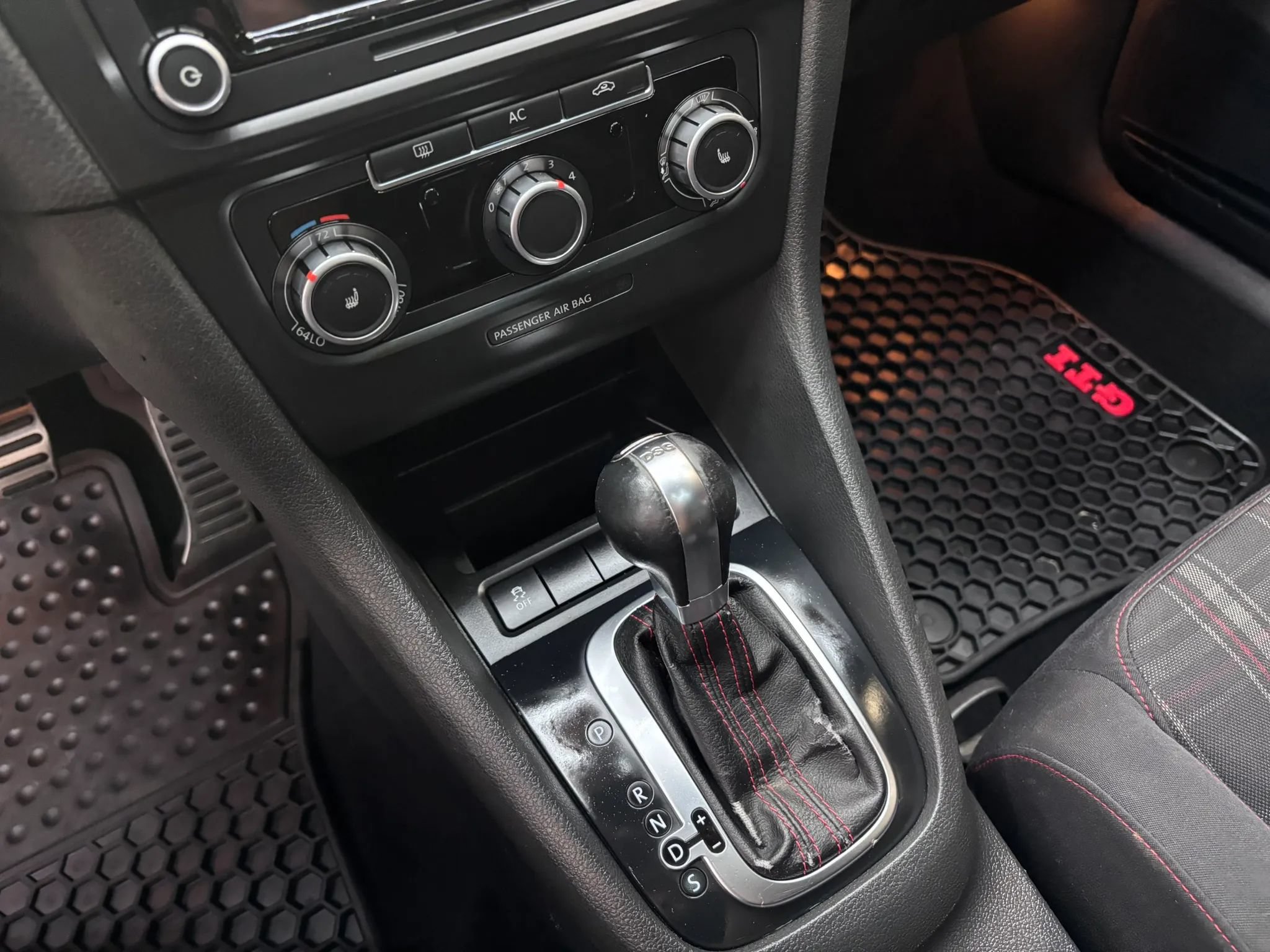Used 2011 Volkswagen Golf 2-Door FWD image 17