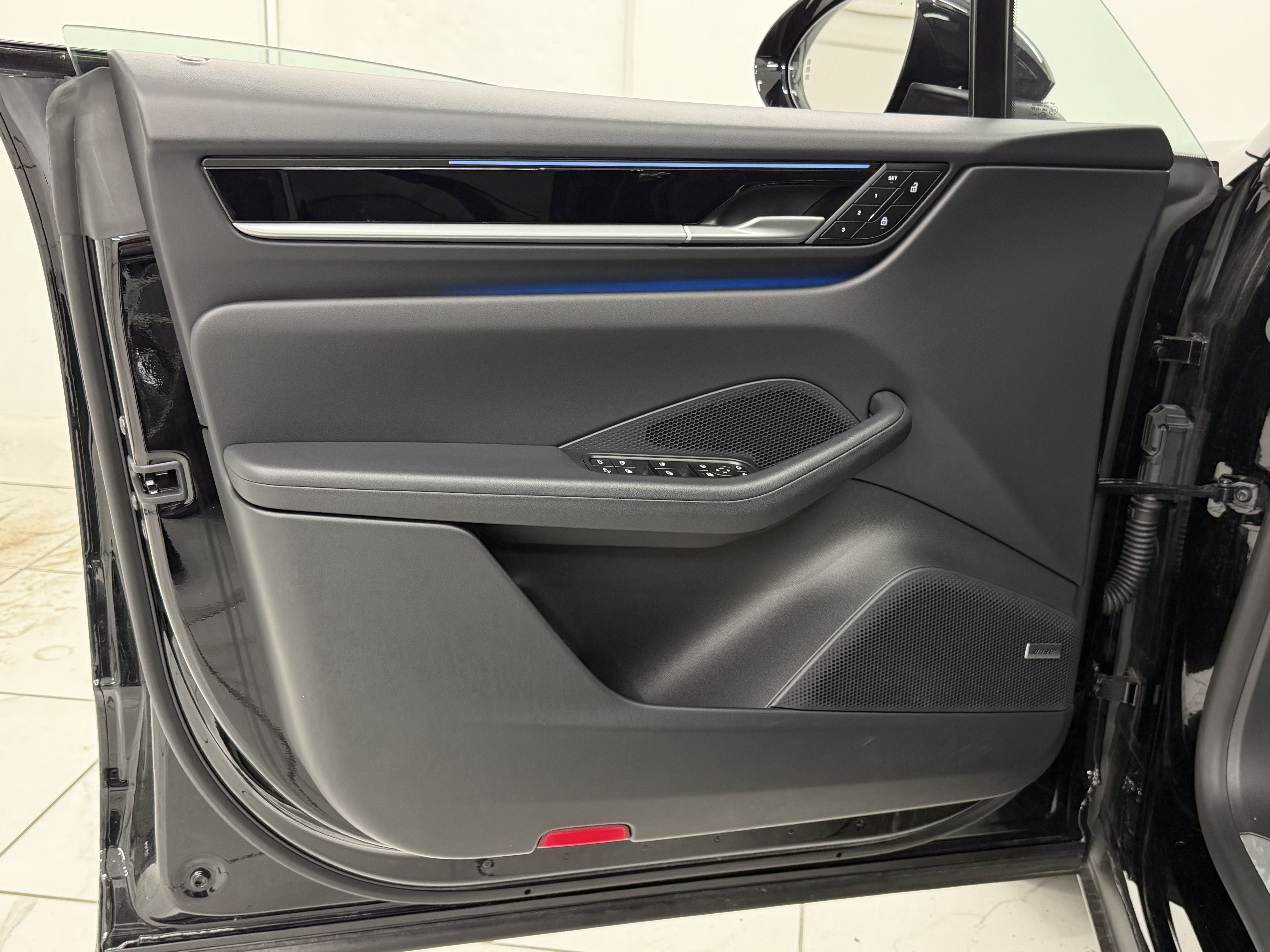 Certified 2025 Porsche Macan Electric RWD image 27