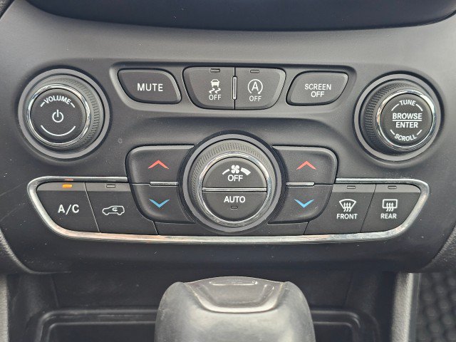 Used 2019 Jeep Cherokee Latitude Plus w/ Comfort/Convenience Group AWD/4WD image 35