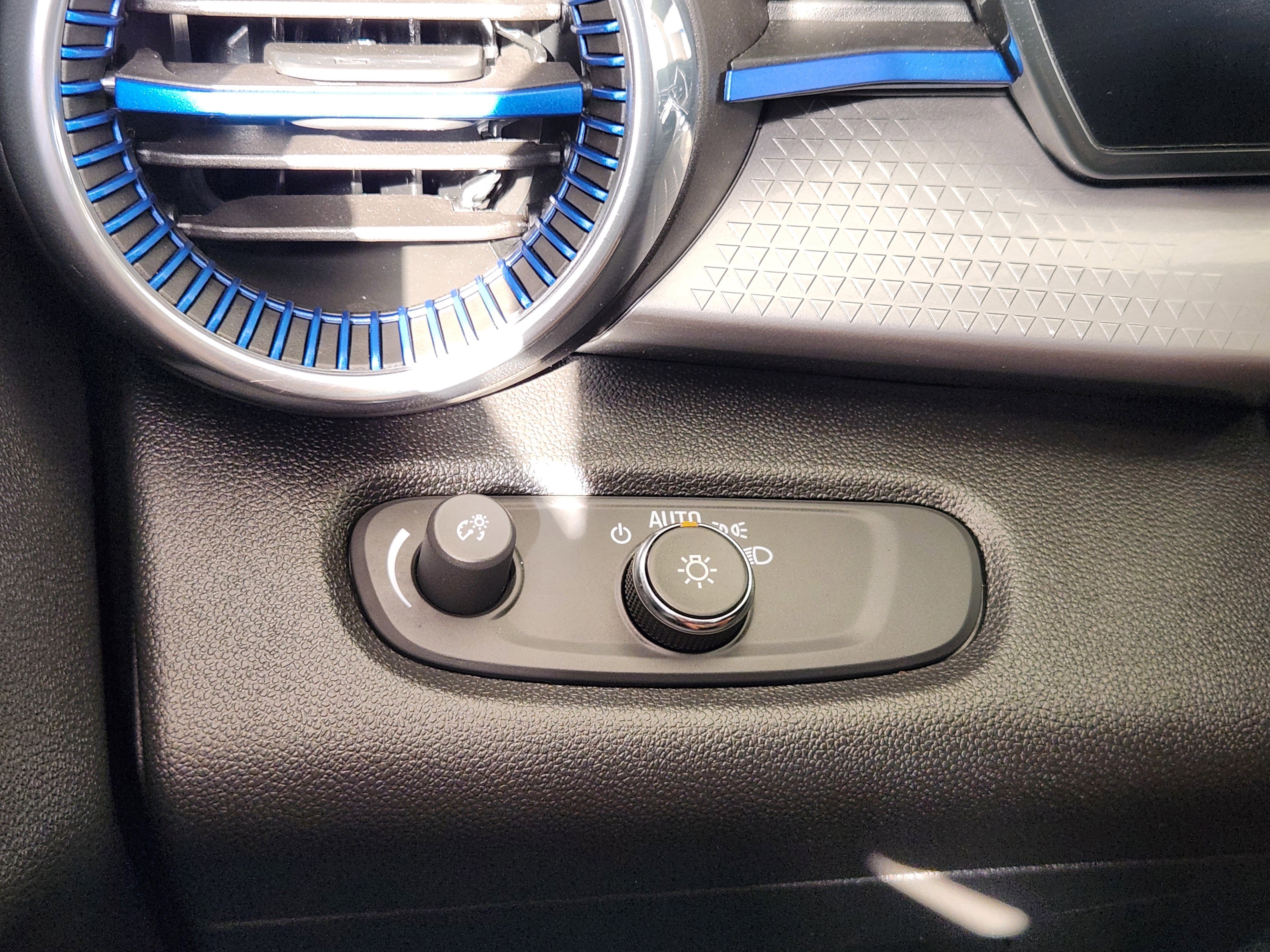 Certified 2025 Chevrolet Trax LT image 23