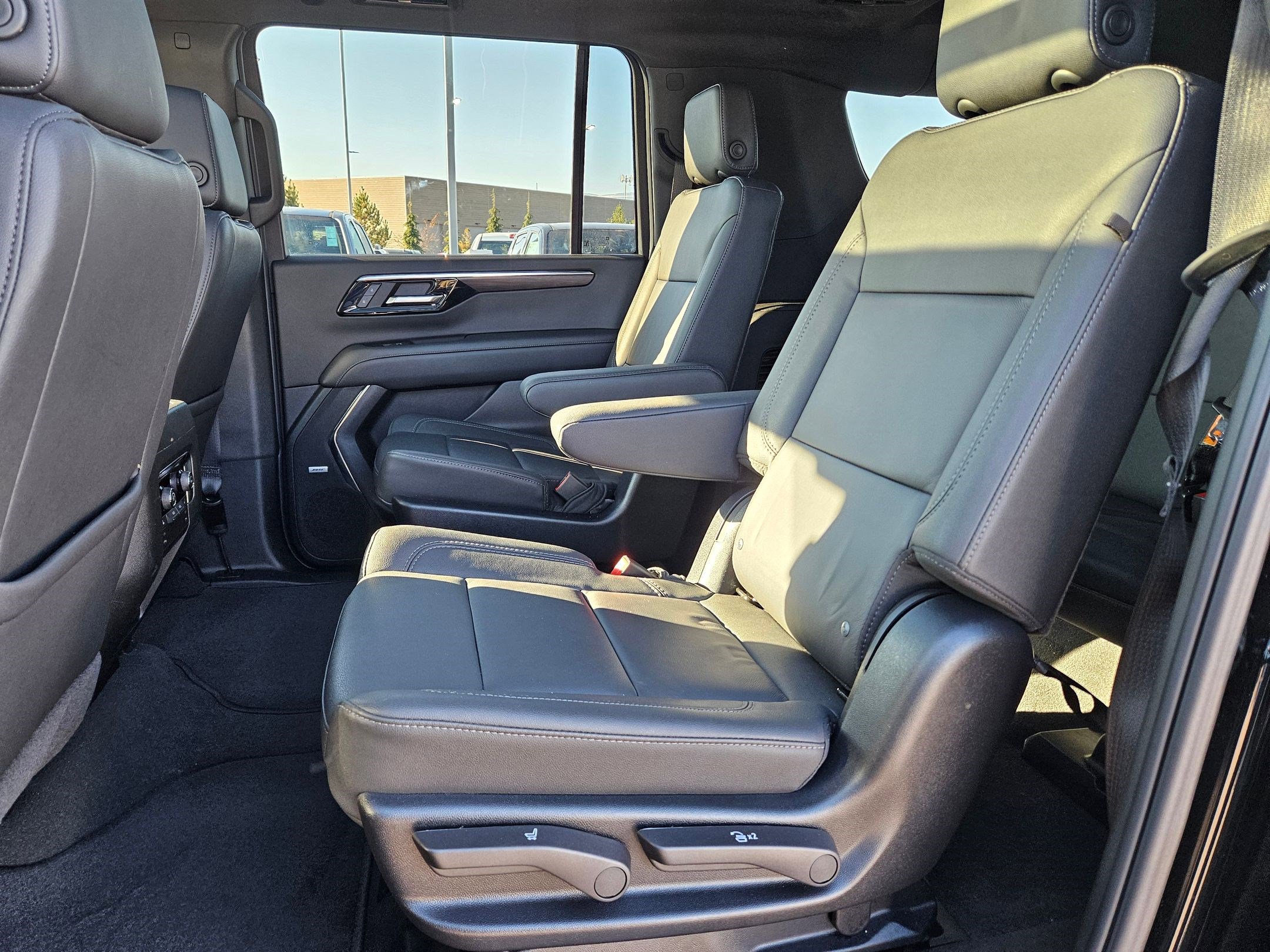 Used 2025 Chevrolet Suburban Z71 w/ Comfort Package image 28