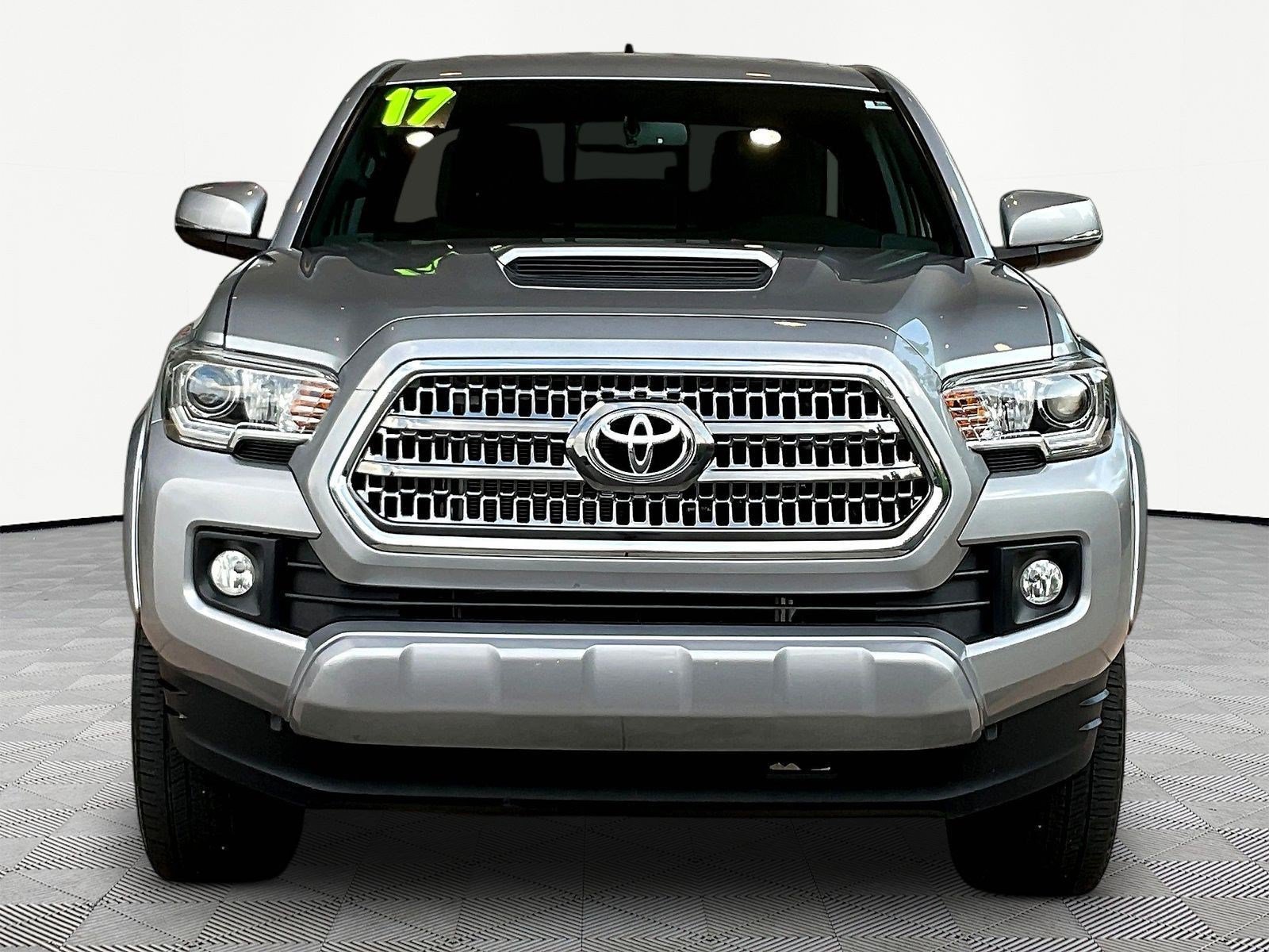 Used 2017 Toyota Tacoma SR5 RWD image 2