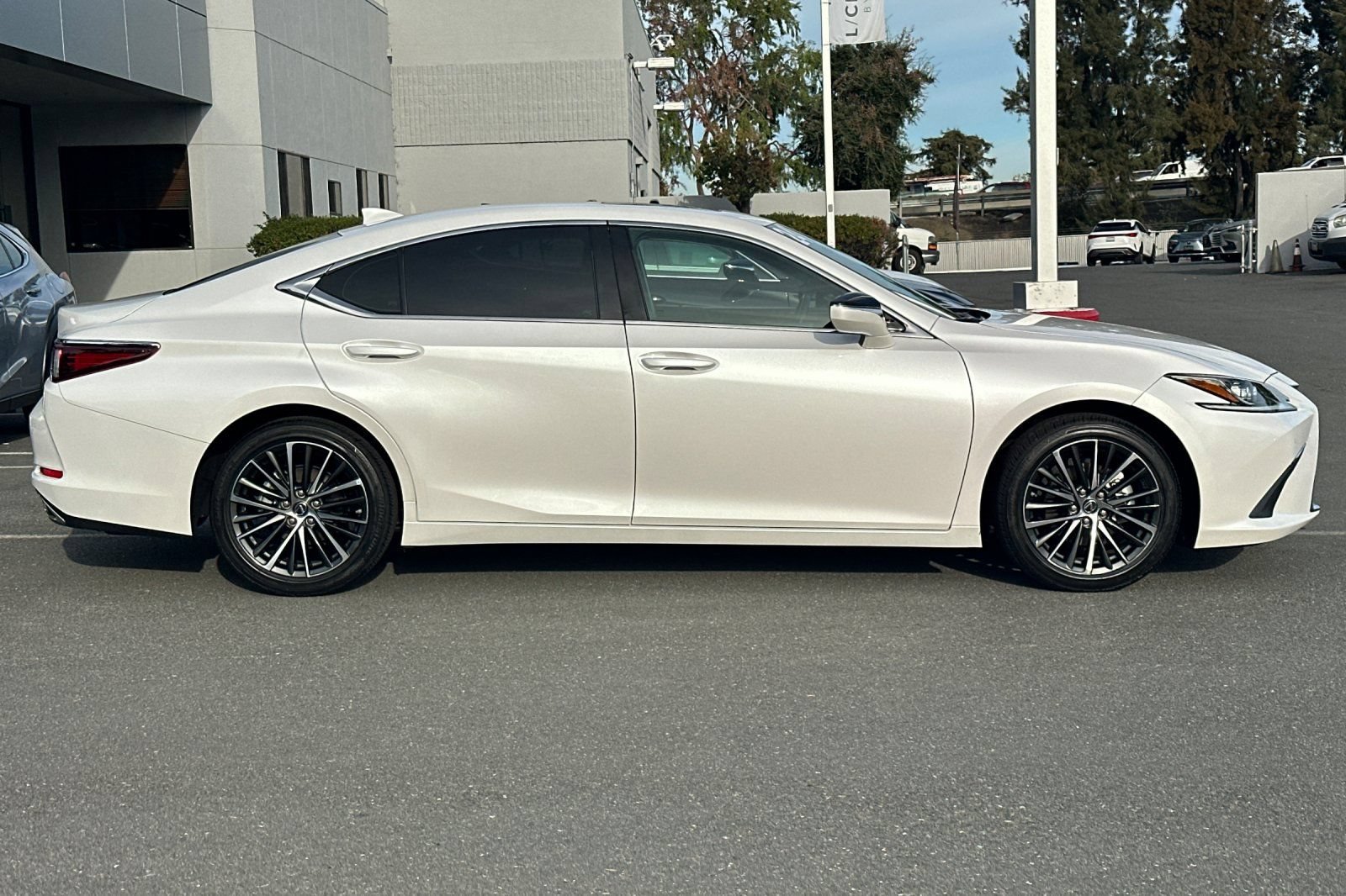 Used 2024 Lexus ES 350 w/ Premium Package FWD image 3