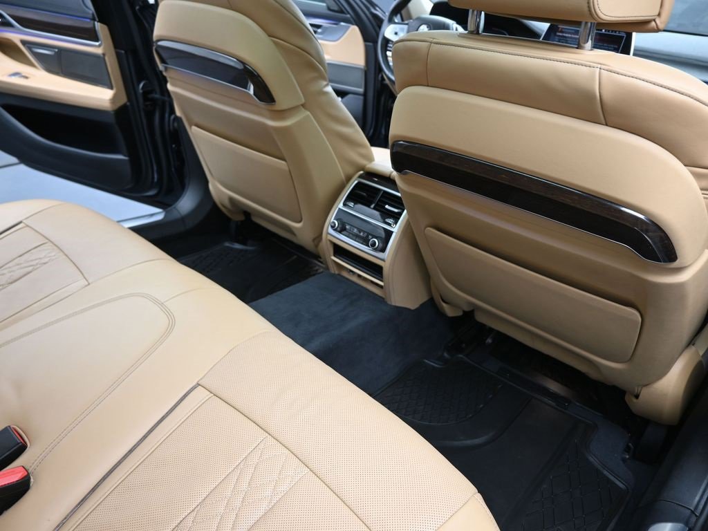 Used 2020 BMW 740i w/ Premium Package image 25