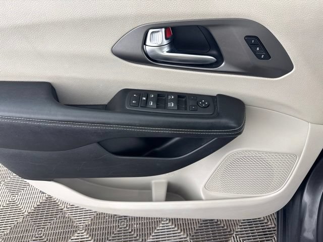 Used 2021 Chrysler Pacifica Touring-L FWD image 20
