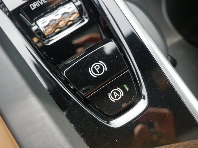 Used 2019 Volvo XC60 T5 Momentum w/ Multimedia Package AWD/4WD image 24