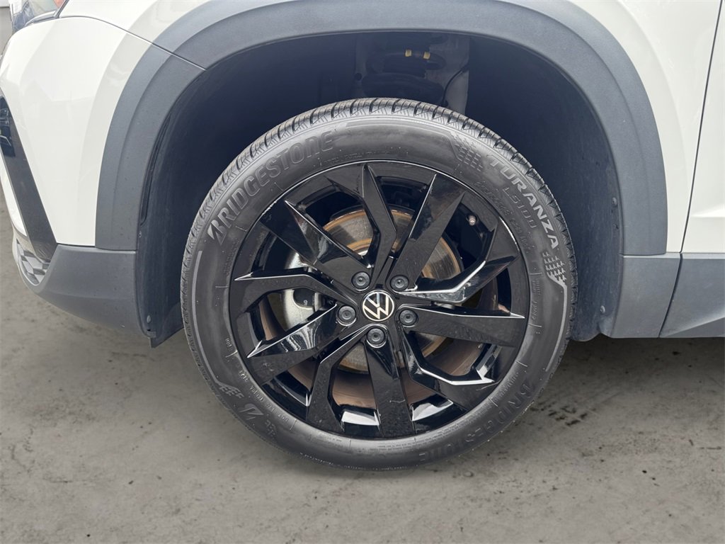 Certified 2022 Volkswagen Taos SE w/ IQ.Drive SE Package image 14